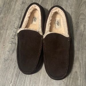 NWOT UGG SUEDE HOUSE SLIPPERS